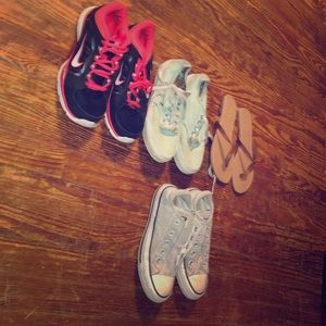 4 pair of size 6 shoes